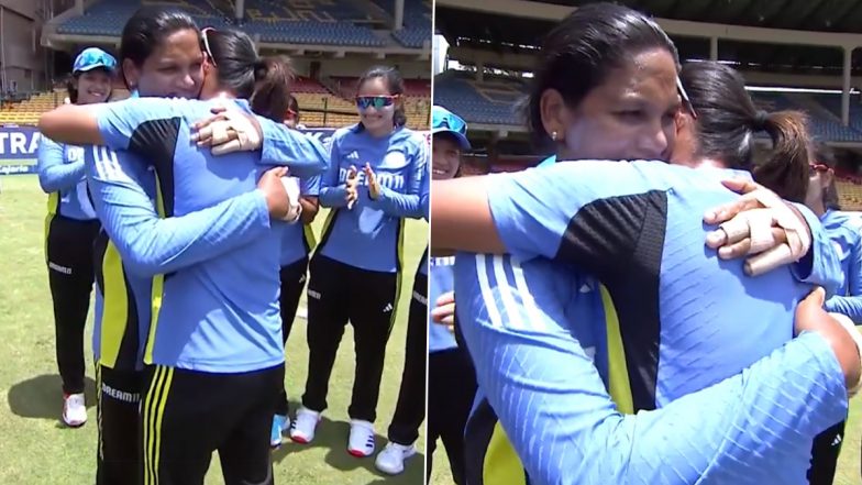 Harmanpreet Kaur Hands Asha Sobhana Her Debut ODI Cap Ahead of IND-W vs SA-W 1st ODI 2024 (Watch Video)