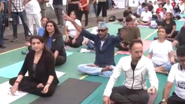 International Yoga Day 2024: Jackie Shroff Demonstrates Different Yoga Asanas, Joins Celebration With Fitness Enthusiasts in Mumbai (Watch Video)