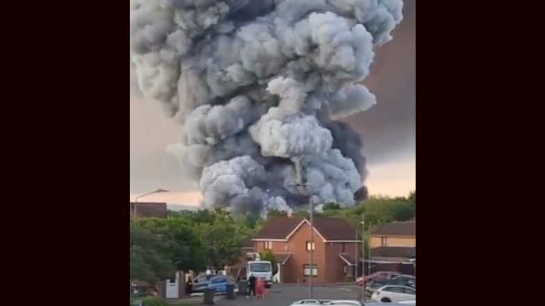 Scotland Blast Video: Huge Explosion Heard As Massive Fire Breaks Out at Industrial Estate in Linwood Near Paisley, Viral Clip Shows Black Smoke Covering Skies