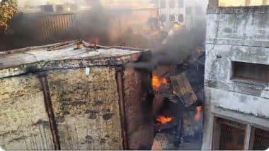 Delhi Fire: Massive Blaze Erupts at Shop in Chandni Chowk, 14 Water Tenders Rushed (Watch Videos)