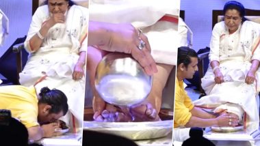 Sonu Nigam Washes Feet of Singer Asha Bhosle With Rose Water and Petals at ‘Svarsvamini Asha’ Book Launch Event