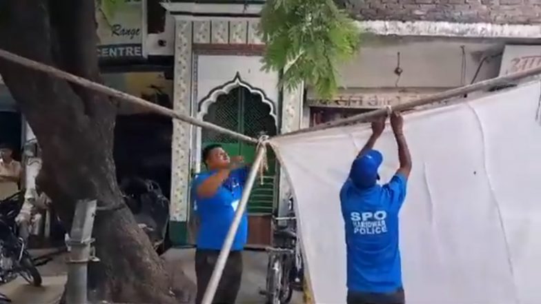 Uttarakhand: Masjids Along Kanwar Yatra Route Covered in White Clothes Allegedly on Haridwar Administration’s Order, Removed After Backlash (Watch Video)