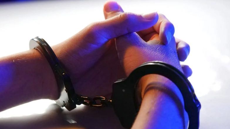 YouTuber Scammed in Delhi: Woman Follower Meets Influencer in Mehrauli To Take Photos With His Expensive Jewellery, Flees With 100-Gram Gold; Arrested From Manali