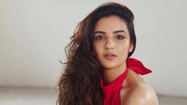 Jasmin Bhasin Suffers Corneal Damage Due to Lens Mishap; Actress Undergoes Eye Treatment