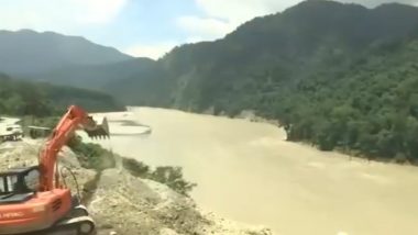 West Bengal Landslide: Vehicle Movement on NH10 Stopped for ‘Indefinite Period’ After Rains Causing Landslide in Kalimpong, Restoration Work Underway (Watch Video)