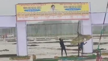 Hathras Stampede: 3 Men Hurl Stones at Poster of Bhole Baba as Death Toll Climbs to 121, Video Surfaces