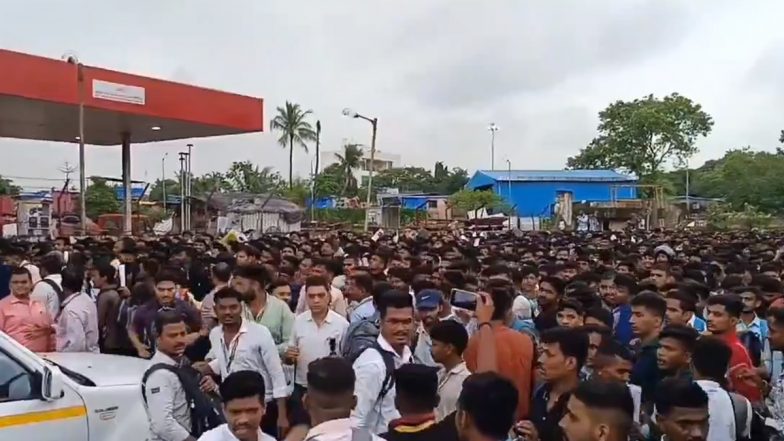 Mumbai: Massive Crowd of Job Seekers Erupt for Walk-In Interviews at Air India Airport Services (Watch Video)