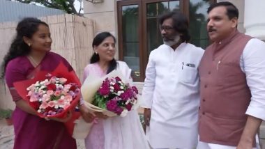 Hemant Soren Meets Sunita Kejriwal: Jharkhand CM, Kalpana Soren Meet Arvind Kejriwal’s Wife in Delhi; Sanjay Singh Also Present (Watch Video)