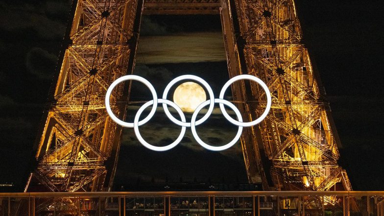 Full Moon Within the Olympic Rings at Eiffel Tower in Paris Is a Mesmerising Sight To Behold; See Pics