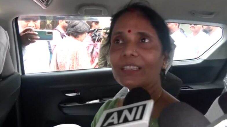 Congress Leader Rahul Gandhi Meets Army Martyr Anshuman Singh’s Mother in Raebareli