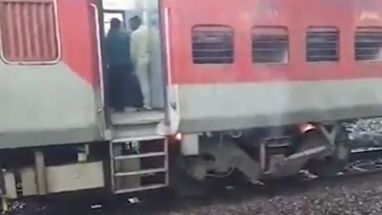 Lokmanya Tilak Terminus-Gorakhpur Express Fire Video: Blaze Erupts in Gorakhpur-Bound Train Near Mumbai; Passengers Safe