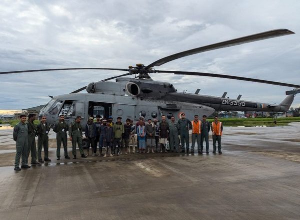 India News | Assam Floods: IAF Helicopter Rescues 13 Fishermen Marooned in Brahmaputra