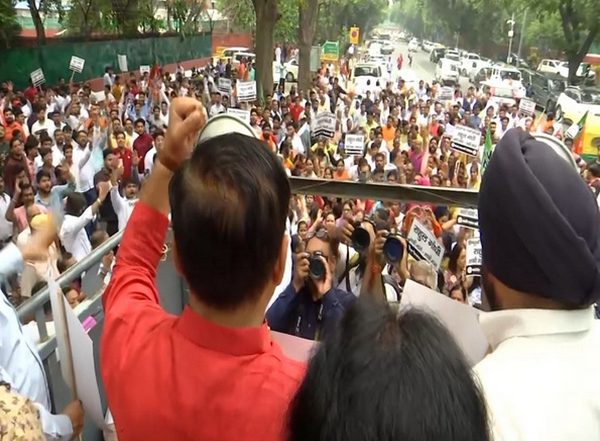 India News | BJP Holds Protest Against Rahul Gandhi for His 'Hindu' Remarks in Parliament