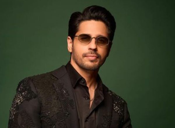 Entertainment News | Sidharth Malhotra Urges Netizens to Be Cautious After Fan Claims Being Duped of Rs 50 Lakh