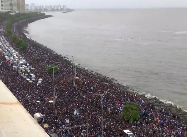 Sports News | Sea of Fans at Marine Drive to Welcome Team India as It Reaches Mumbai After World Cup Triumph
