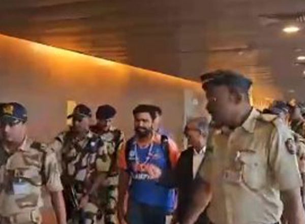 Sports News | Team India Arrives in Mumbai to Grand Welcome by Fans Ahead of Victory Parade