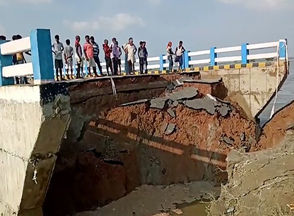 India News | 6 Bridges Collapse on Gandak River in Bihar's Siwan, Saran over Last Two Days