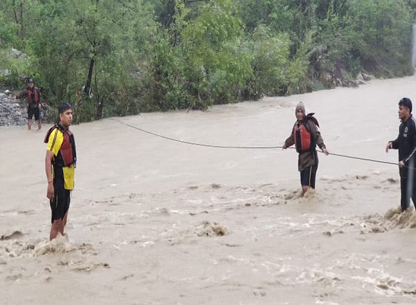 Uttarakhand: SDRF Rescues 10 Youngsters Trapped on Island Near Robbers Cave in Dehradun (Watch Video)
