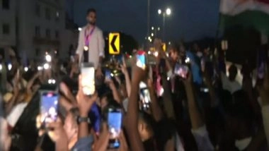 Sports News | India Pacer Mohammed Siraj Receives Heartwarming Welcome from Fans After Reaching Hyderabad