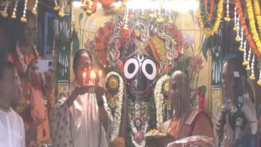 India News | Mamata Banerjee Attends Lord Jagannath Yatra in Kolkata, Pulls Ropes of Chariot