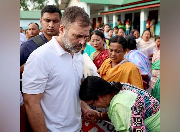 India News | Congress Leader Rahul Gandhi Meets Victims of Violence at Relief Camp in Manipur's Bishnupur