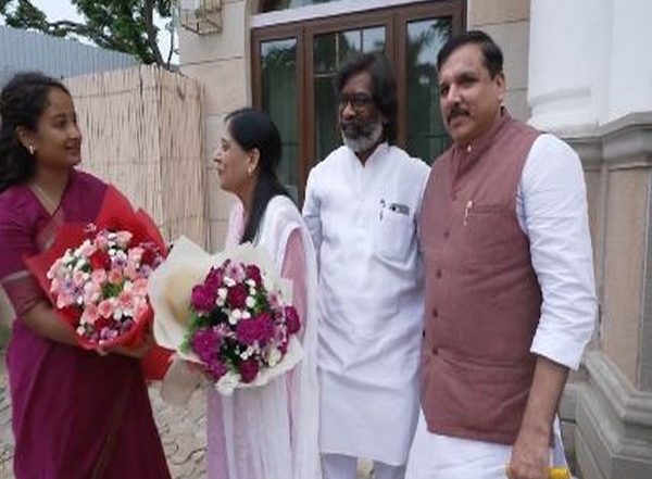 India News | Sunita Kejriwal, AAP MP Sanjay Singh Meet Jharkhand CM Soren and His Wife