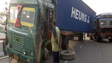 Delhi Traffic Alert: Police Issues Advisory As Two Loaded Trailers Collide on Munirka Flyover; Check Details (Watch Video)