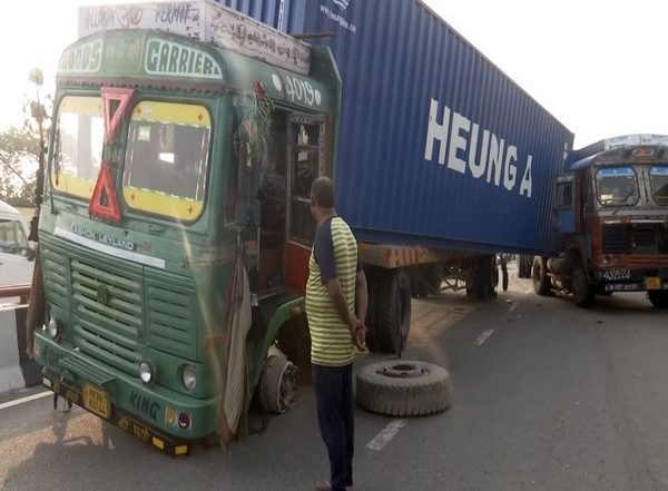 Delhi Traffic Alert: Police Issues Advisory As Two Loaded Trailers Collide on Munirka Flyover; Check Details (Watch Video)