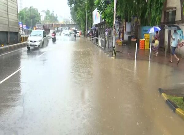 India News | Maharashtra: Mumbai Experiences Heavy Spells of Rain; Several Parts of City Waterlogged