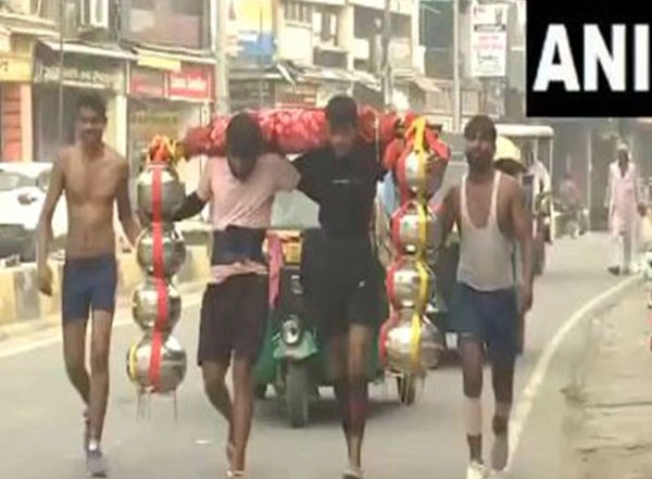 India News | Kanwariyas Begin 'Kanwar Yatra' in UP, Uttarakhand to Seek Blessing of Lord Shiva