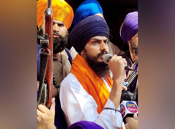 India News | Amritpal Singh Moves Punjab & Haryana HC, Challenges His Detention Under NSA