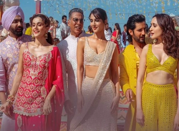 Entertainment News |  'Khel Khel Mein': Akshay Kumar, Taapsee Pannu Tease Fans with Motion Poster of Song 'Hauli Hauli'