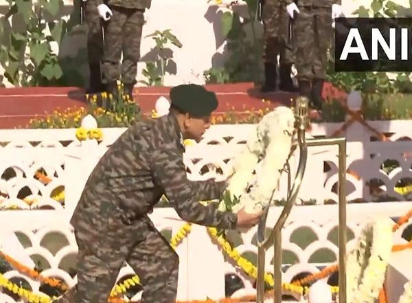 India News | Army Chief General Upendra Dwivedi Lays Wreath at Kargil War Memorial in Drass
