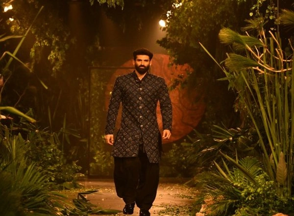 Entertainment News | India Couture Week: Aditya Roy Kapur Adds 'chaar Chand' to Kunal Rawal's Show, Fans Hail His Look