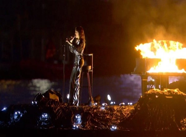 Entertainment News | French Singer Juliette Armanet Performs 'Imagine' by John Lennon at Opening Ceremony of Paris Olympics 2024