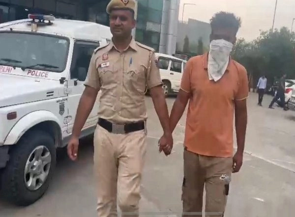 India News | Punjab-based Travel Agent Held at Delhi Airport for Arranging Fake Visa