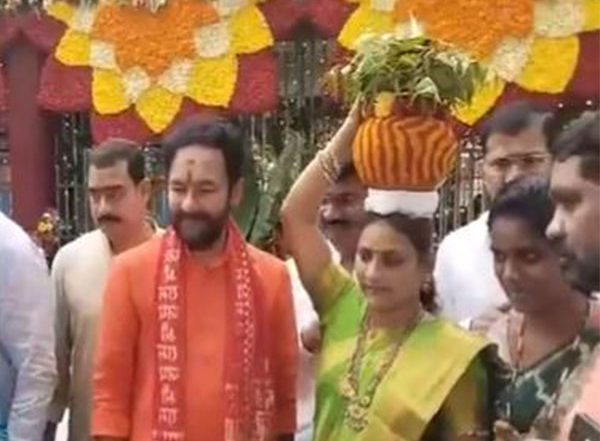 India News | Hyderabad: Union Minister Kishan Reddy Offers Prayers Along with Family at Mahakali Temple