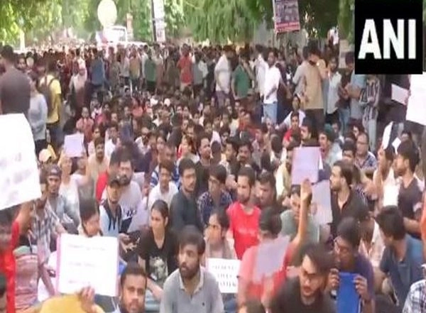 India News | Students Continue to Protest in Delhi's Old Rajinder Nagar over Deaths of 3 UPSC Aspirants