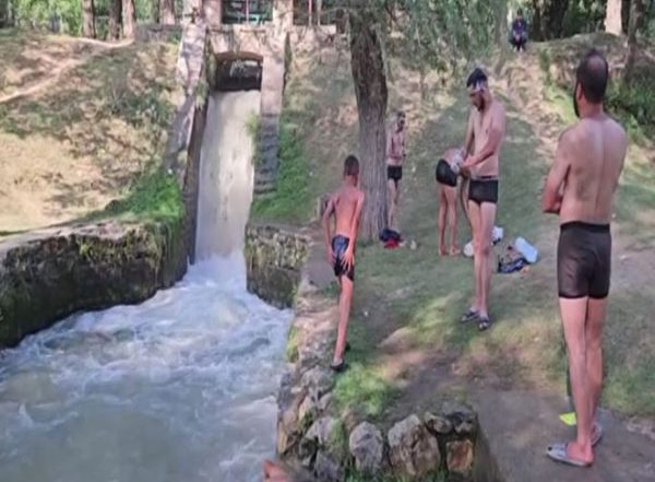 India News | Residents of Kashmir's Anantnag Seek Relief at Local Ponds and Canals from Intense Summer Heat