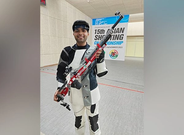 Sports News | Paris Olympics: Arjun Babuta Advances to 10m Air Rifle Final