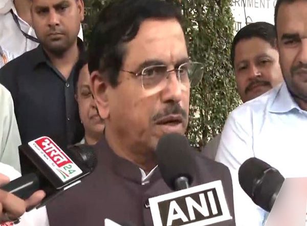 Business News | Tomato Prices to Normalize in 7-10 Days, Says Consumer Affairs Minister Pralhad Joshi