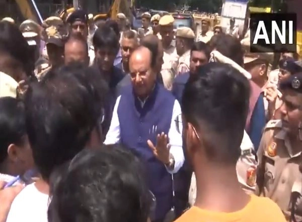 India News | Delhi Coaching Centre Flooding: LG VK Saxena Meets Protesting Students