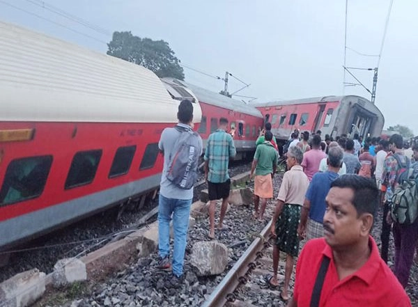 India News | 6 Injured After Several Coaches of Howrah-CSMT Express Train Derails Near Jharkhand's Chakradharpur
