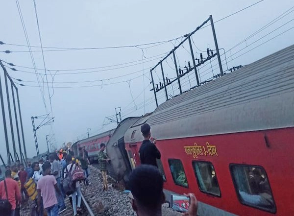 India News | Two Killed as Several Coaches of Howrah-CSMT Express Train Derail Near Jharkhand's Chakradharpur