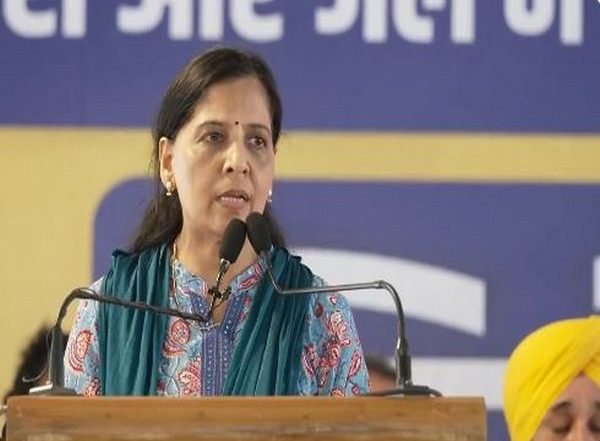 India News | Sunita Kejriwal Claims Conspiracy Behind Ignoring Arvind Kejriwal's Health Issues