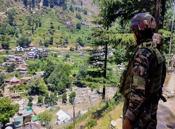 India News | J-K: Terrorist Associate Held in Poonch Border Village