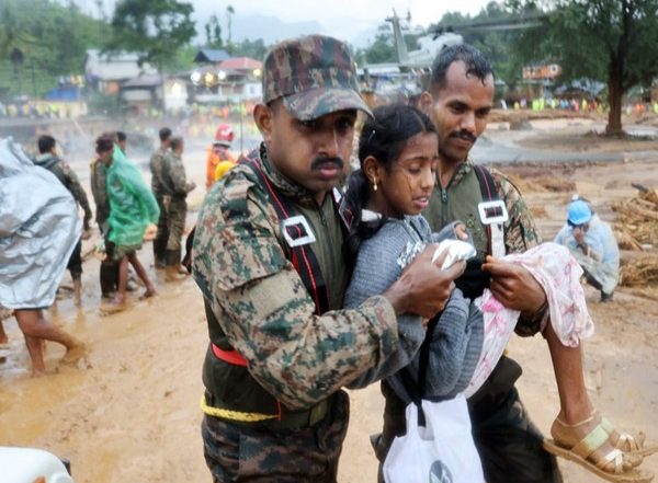 India News | Indian Defence Forces Move in a Big Way in Rescue Ops in Wayanad Landslide