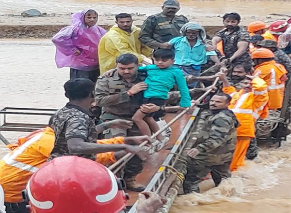 India News | Kerala Landslides: Death Toll Rises to 150, Navy Teams Arrive in Chooralmala for Rescue Ops