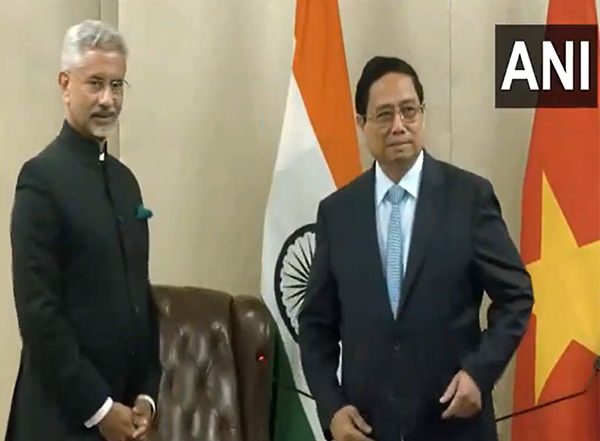 World News | EAM Jaishankar Calls on Vietnam PM Pham Minh Chinh During His State Visit to India