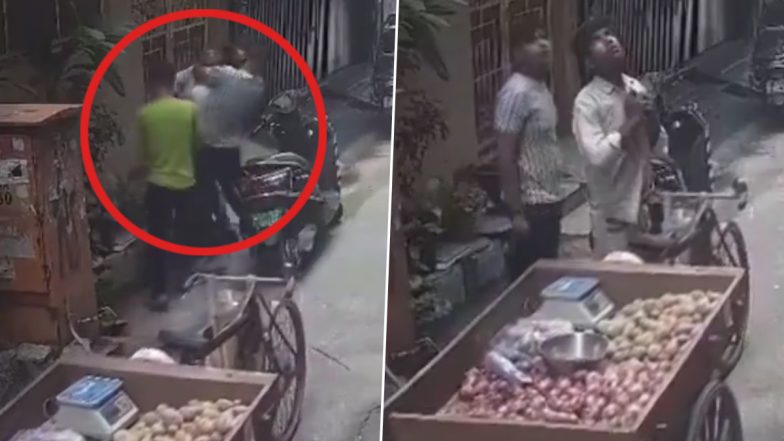 Robbery Caught on Camera in Delhi: 2 Members of a Gang Rob Vegetable Vendor in Broad Daylight in Bhajanpura Area After Grabbing His Neck, Terrifying Video Surfaces